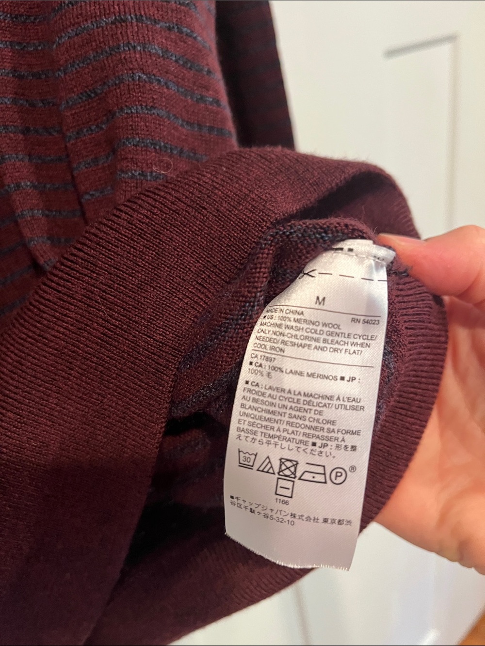 Banana Republic Men's Merino Wool V-Neck Sweater medium - Picture 3 of 5
